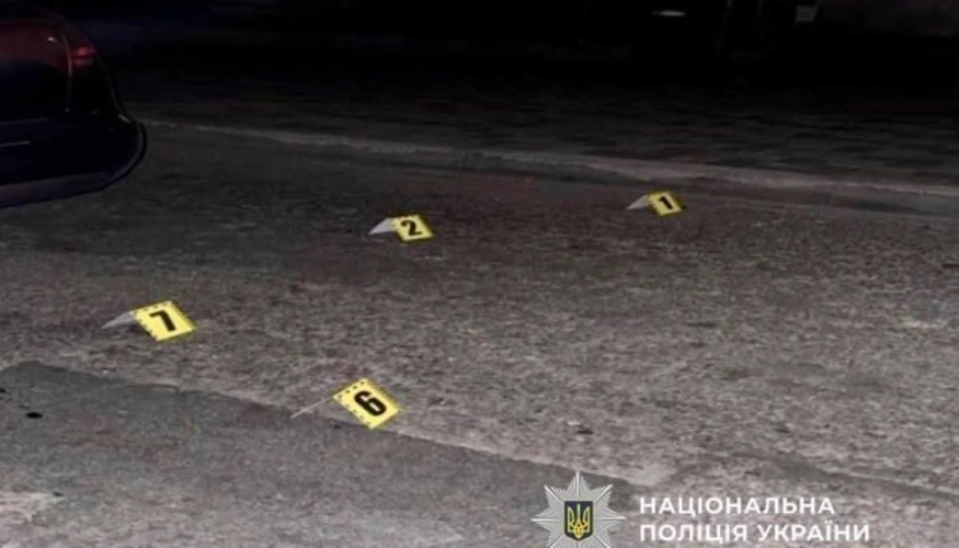 Один із затриманих за стрілянину в центрі Дніпра 14 серпня 2026 року та місце події (фото Поліції Дніпропетровської області).