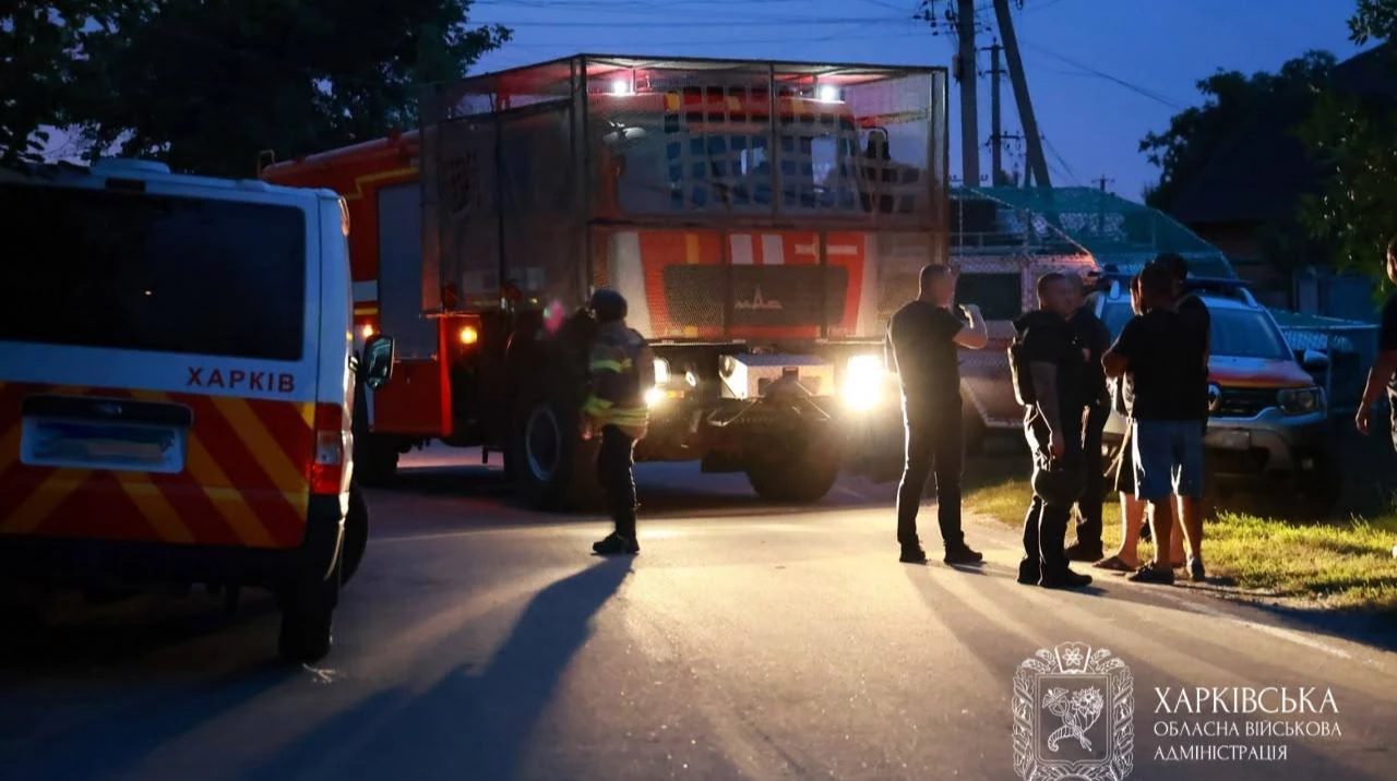 Рятувальники ДСНС на місці удару в передмісті Харкова, фото Харківської ОВА