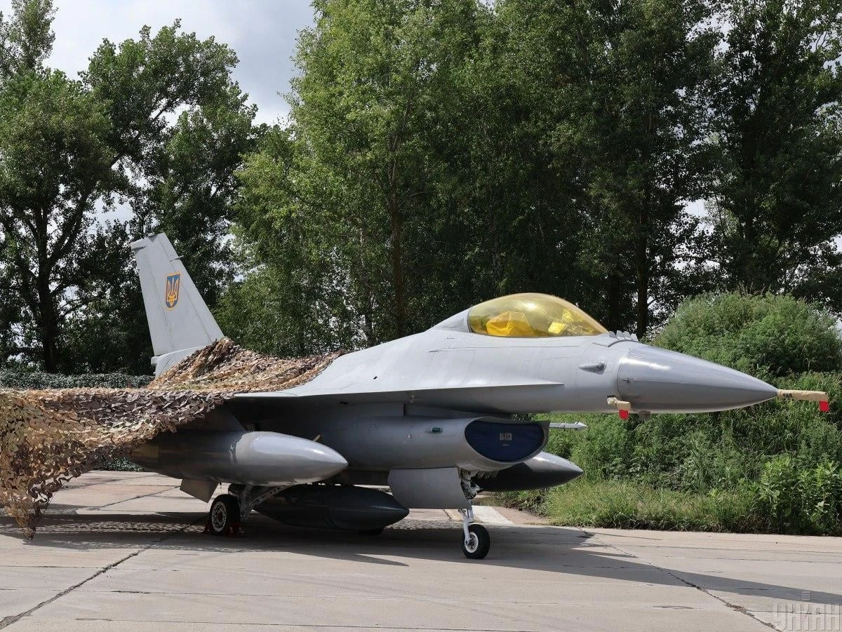Український винищувач F-16 у небі