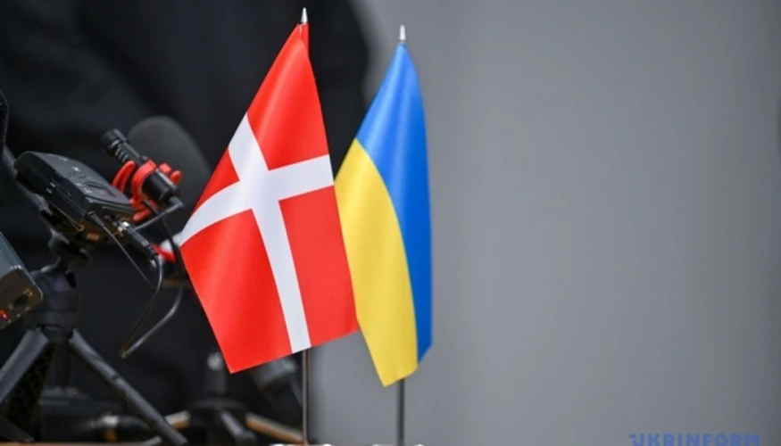 Даніська крона та символіка ППО на тлі державного прапора Данії