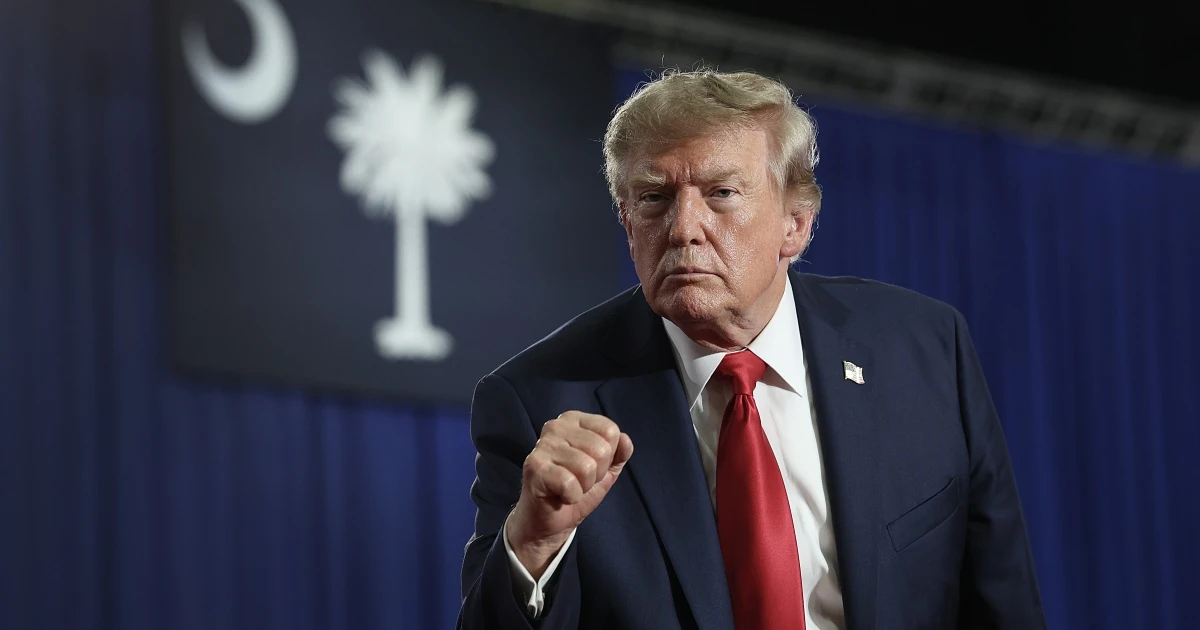 Президент США Дональд Трамп під час виступу, поряд архівне фото Джо Байдена