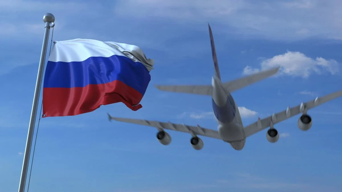 Пасажири в терміналі московського аеропорту під час затримки рейсів після нічної атаки дронів
